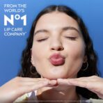 NIVEA Lip Care Bálsamo Labial Tintado Frutal – Hidratación y Color 3-en-1 – Sabores Cereza, Fresa, Mora y Sandía – Pack de 4 (0.17 oz c/u) - Imagen 7